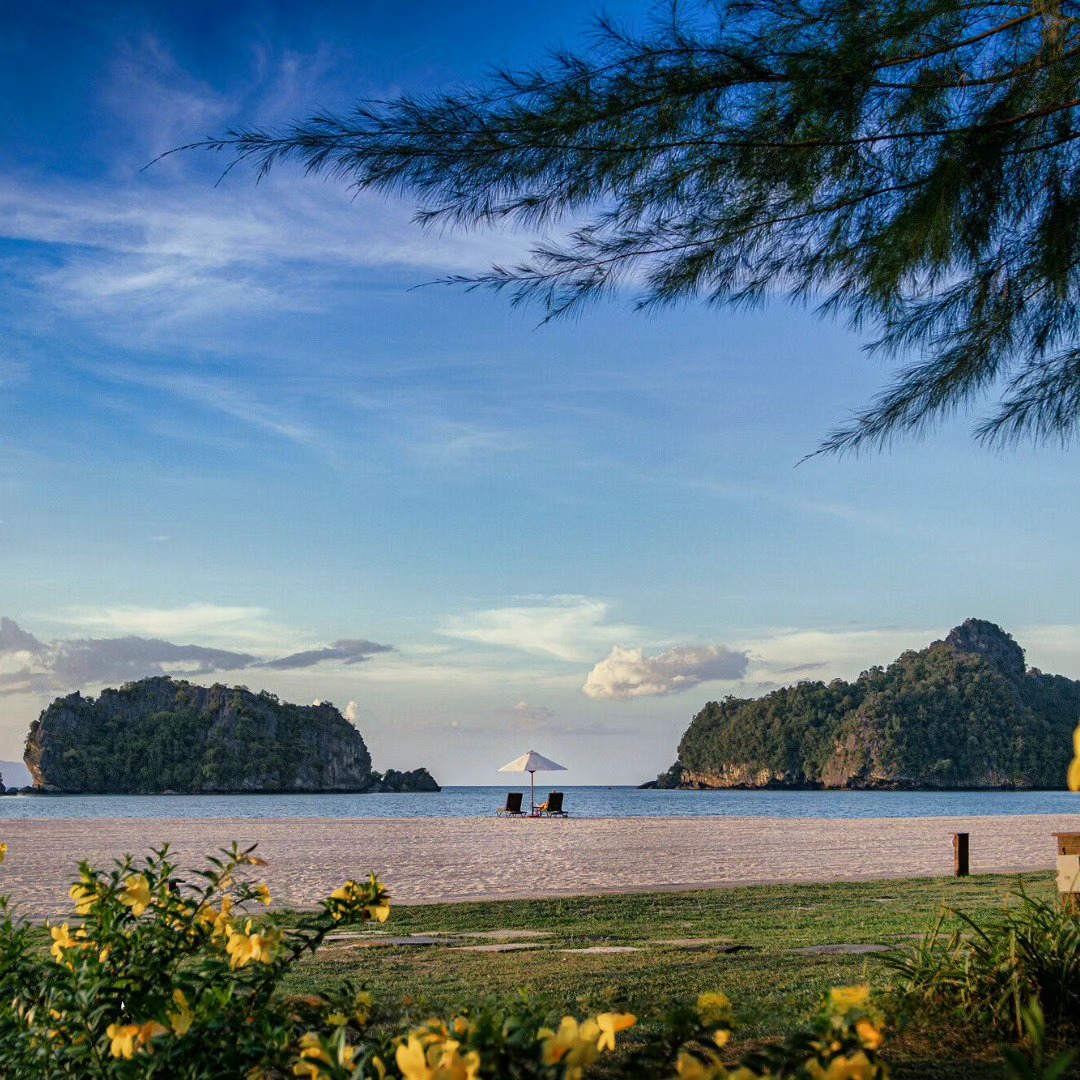 Oceanfront-Infinity-Pool-at-The-Ritz-Carlton-Langkawi